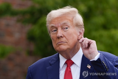 "트럼프 행정부, 식품 물가 위해 광범위한 관세 면제 준비"(상보)_권용욱