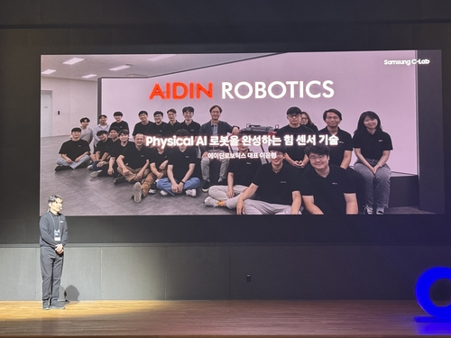 에이딘로보틱스의 기술에 대해 설명하는 관계자