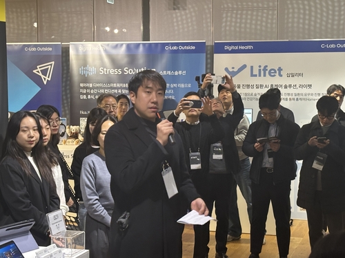 C랩 아웃사이드 데모데이 부스 현장을 설명하는 관계자