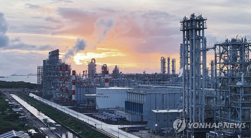 [고환율 충격] 사업 뜯어고치는 중인데…안정 바라는 철강·석화_이재헌