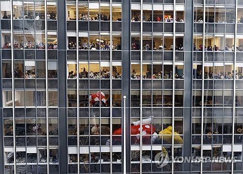 英 이코노미스트지 "美 기업, '마진 압박' 직면…엔비디아부터 나이키까지"_윤시윤