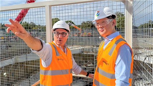 호주 현장을 둘러보는 허윤홍 대표(사진 오른쪽) 