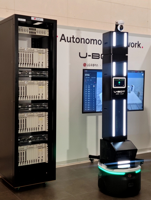 LG유플러스 국사 내 관리에 활용되는 AI 자율주행 로봇 'U-BOT' 모습.