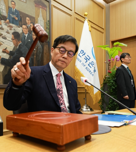 '분홍넥타이' 멘 이창용 "많이 오셨네"…2월 금통위 시작_윤시윤