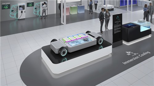 SK온 인터배터리 2026 전시관 내 액침냉각 팩 모형