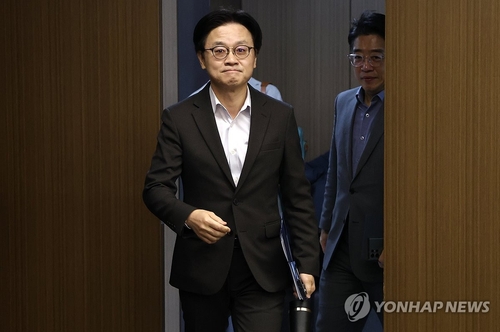 [유가 100달러 돌파] 산업장관 "비축유 방출 임박은 아냐"_이재헌