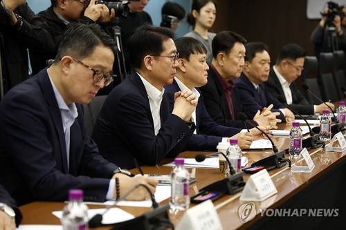 9일 중동상황대응본부 회의에서 김정관 장관 발언 듣는 정유업계 관계자들