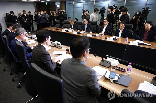 중동상황대응본부 회의에서 장관 발언 듣는 정유업계 관계자들