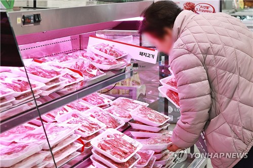 서울 한 대형마트에서 돼지고기를 고르는 시민 모습