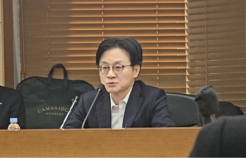 산업장관 "석유 최고가격제, 시장 통제 아닌 국민 보호 안전장치"_유수진