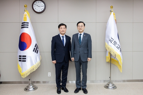 정왕국 SR 사장(왼쪽)과 김윤덕 국토교통부 장관