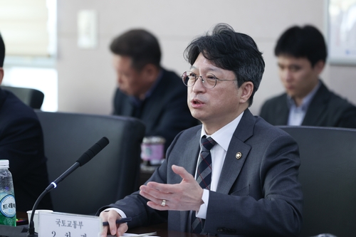 홍지선 국토차관 "교통·물류업계 유가 부담 잘 알아…지원책 강구할 것"_한종화