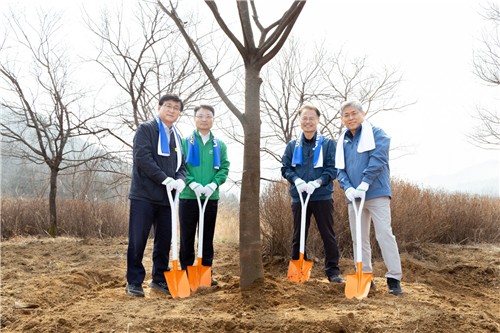 [기업 이모저모] 삼성전자 김용관 사장, 주총 뒤 첫 행보는 '나무심기'_김학성