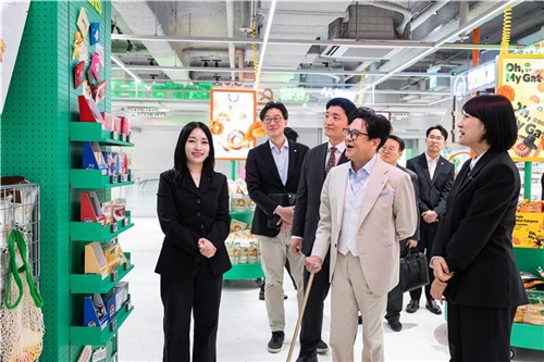 美 진출 앞두고…이재현 CJ회장, 명동올리브영 방문_김용갑