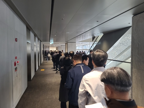 두산에너빌리티 정기주주총회 입장을 위해 늘어선 줄