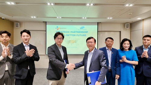 이종훈 CJ대한통운 경영지원실장(왼쪽에서 세번째)과 응우엔 탄 빈 제마뎁 CEO