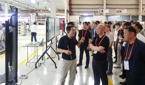 인도 현지 공장 둘러보는 LG전자 협력사 대표들