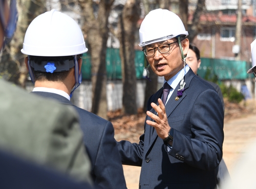 국유재산 개발 현장 찾은 재경차관 "주택공급 성과 조기 창출"_박준형