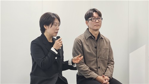 삼성전자 이지영 상무(왼쪽)와 송준용 그룹장