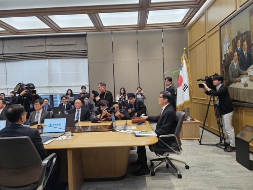 이창용 "선물 안 갖고 오셨냐, 섭섭해"…'마지막 금통위' 시작_윤시윤