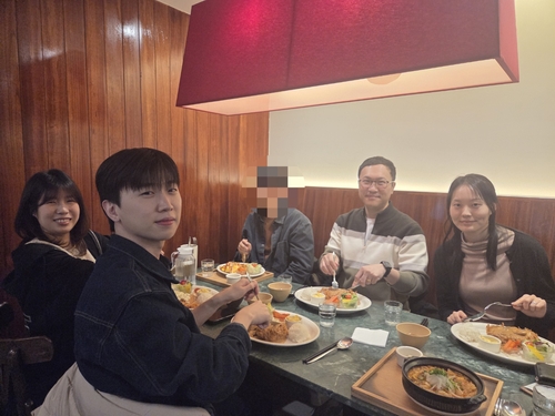 용 개발자가 테크본부 팀원들과 점심을 먹고 있다. 최신기술이 주된 대화 메뉴다.