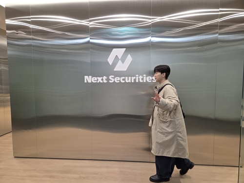 퇴근하는 용 개발자. 퇴근할 때만큼은 뒤도 안 돌아보는 게 철칙이라고 한다.