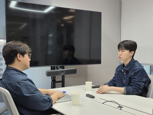 고재도 본부장과 용 개발자의 일대일 면담 모습.