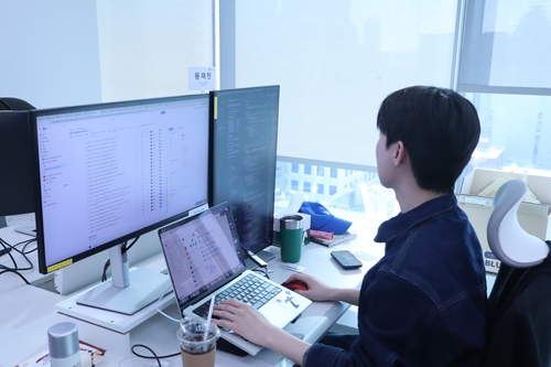 출근한 용 개발자. 최대한 바른자세를 유지한다는데 그래서인지 거북목이 없다.