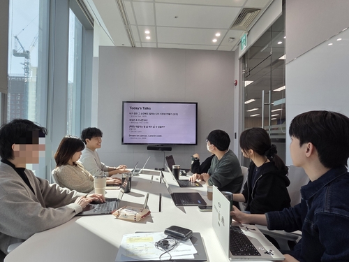 각 직군 개발자들이 모여 '엔지니어링 데이'를 여는 모습. 웃음이 끊이질 않는다.