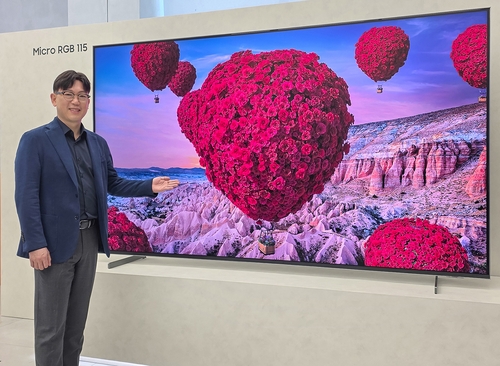 마이크로 RGB 앞에 선 용석우 사장