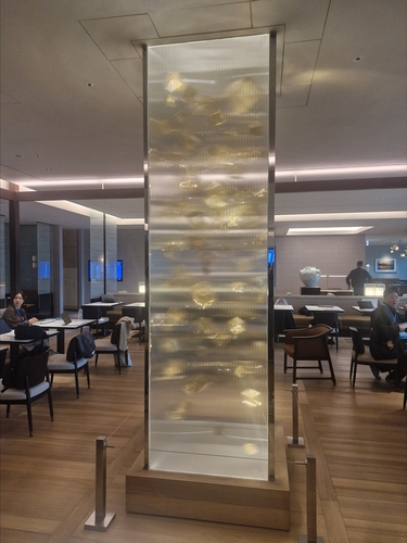 대한항공 프레스티지 서편 라운지 내부의 기둥 형태 조명과 천정의 대들보 장식