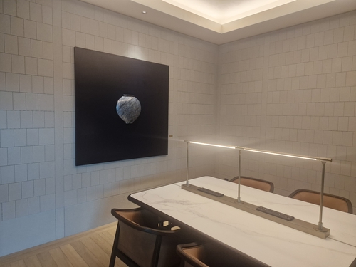 라운지 내부 업무공간의 고급스러운 벽 장식