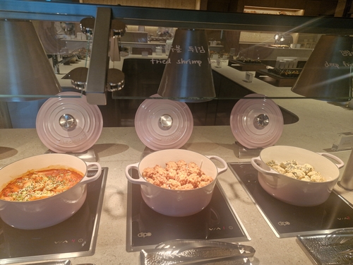 라운지 뷔페에 준비된 음식들