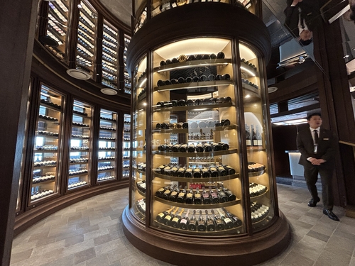 브랜드 '파블로' 입구의 대형 와인 타워