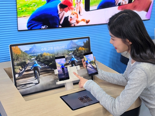 삼성전자 '갤럭시 S26 울트라'를 체험하는 모습