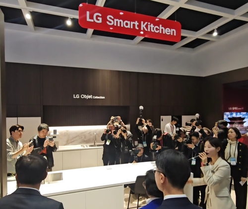 LG전자 스마트 키친을 돌아보는 관람객들