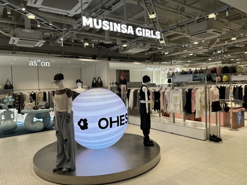 무신사 메가스토어 성수의 '무신사 걸즈'