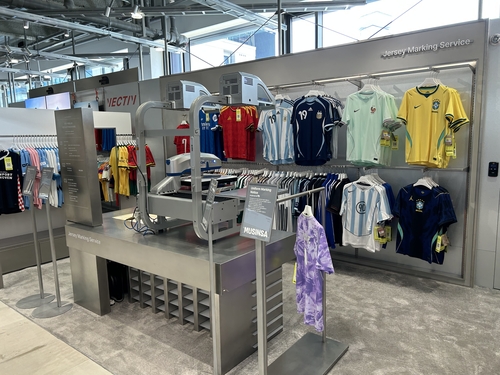 무신사 메가스토어 성수에서 유니폼 마킹 서비스를 받을 수 있다. 비용은 2만원.