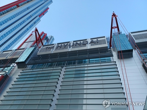 고환율의 아이러니…원화 약세에 웃음 짓는 백화점 업계_변명섭