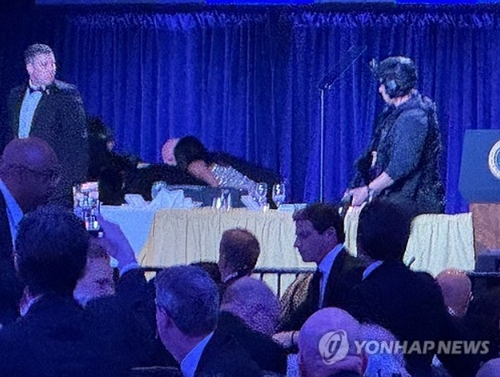트럼프 "영부인, 부통령 및 모든 내각 구성원, 완벽한 상태"(상보)_박지은