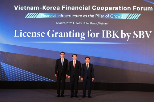 왼쪽부터 장민영 기업은행장, 이억원 금융위원장, 응우옌 응옥 칸 SBV 부총재