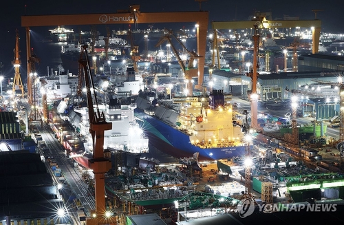 야간 작업이 한창인 한화오션 거제조선소 야드