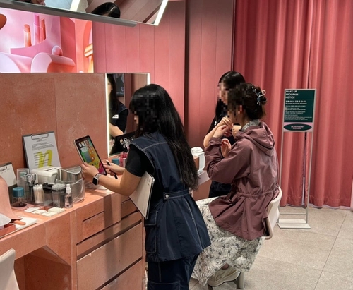 지난 28일 오후, 올리브영N 성수의 뷰티 케어 서비스를 받는 한 고객