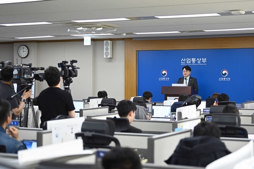 5차 석유 최고가격, 또 동결…'정유사 손실보전' 정산위 이달 꾸려_윤은별