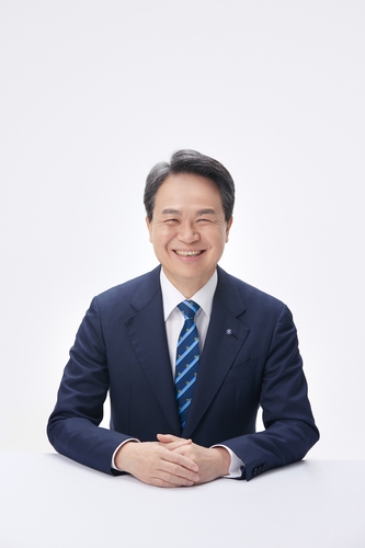 진옥동 회장, 2주 북중미 IR…'밸류업' 세일즈 직접 뛴다_박경은