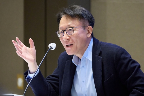 떠나는 신성환 금통위원 "인플레 우려 커지면 성장과 상충해도 물가 우선"_윤시윤