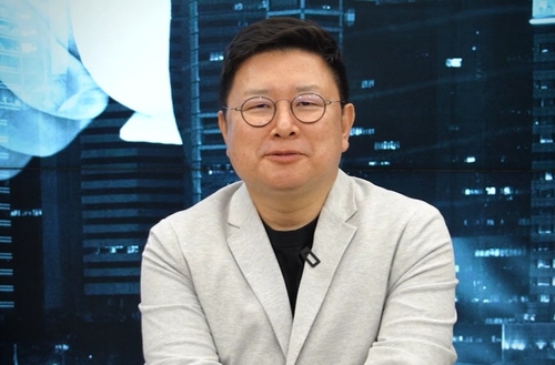 [8천피 시대]국민연금 출신 홍춘욱 "국내주식 더 들고 간다…팔 때 아냐"_송하린