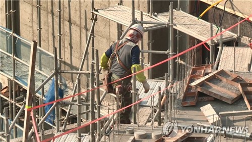 공정위, 산업안전 비용·책임 떠넘긴 건설 3사에 과징금 7억원 부과_정수인