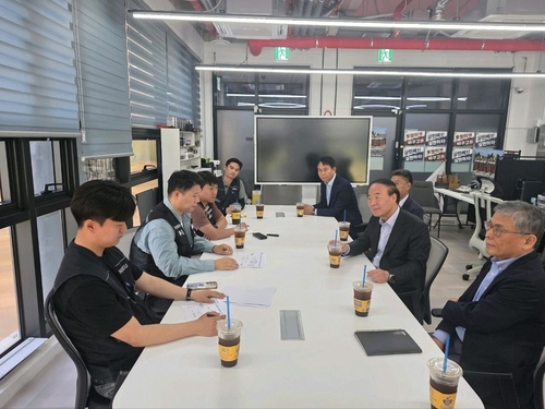 사장단·노동장관, 삼성전자 노조 만나…"교섭 이어가자"(종합)_서영태