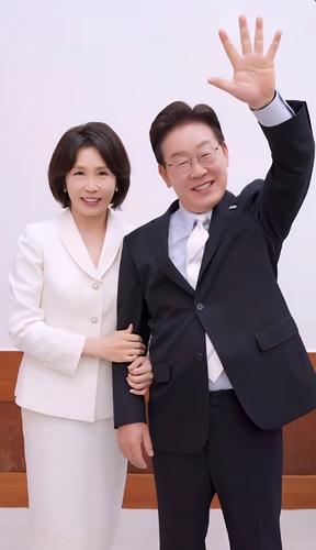 '럽스타그램' 올린 李대통령 "김혜경, 가장 든든한 버팀목…모든 '쀼' 응원"_정지서